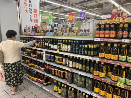 济南商超减盐酱油营销乱象频发：厨邦白砂糖添加量超脱脂大豆，“薄盐”等宣传字样实为注册商标，各品牌减盐对比标准各行其是