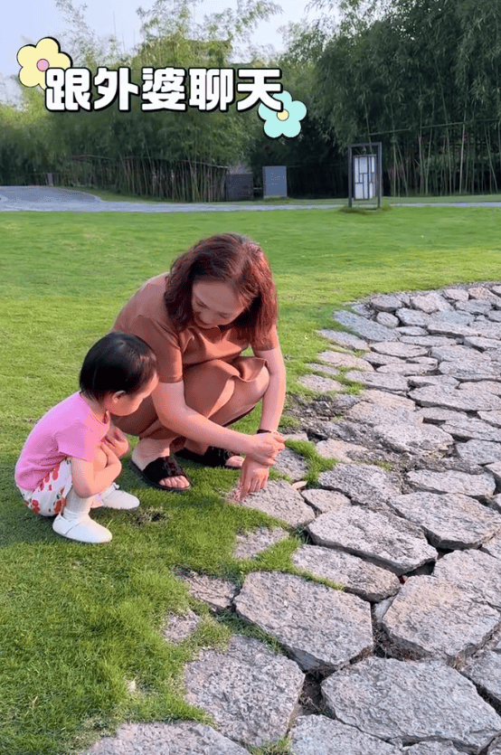 海哈金喜替李亚鹏尽孝，带80岁婆婆度假，婆媳俩喝酒吃串玩尽兴