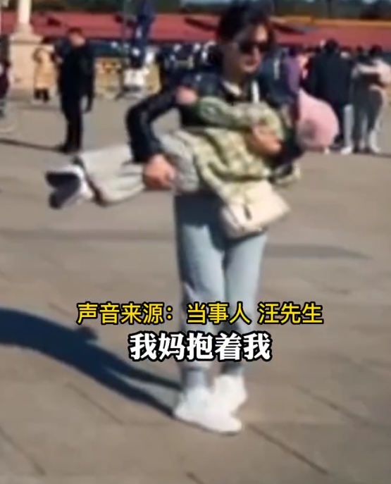 父母伴我们长大 我们陪他们变老 小伙带患癌症妈妈合影 被这个意外同框感动到了