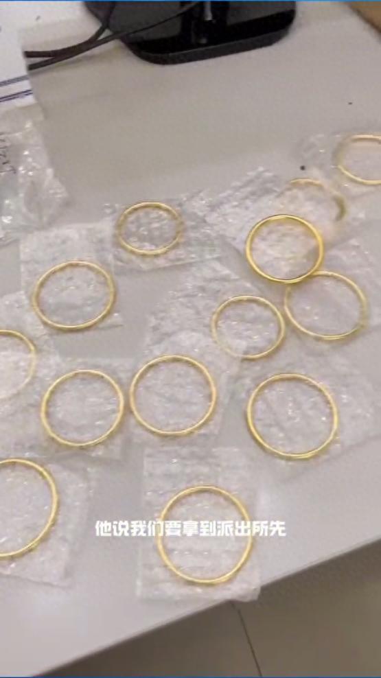 翻撿廢品撿到22個黃金手鐲