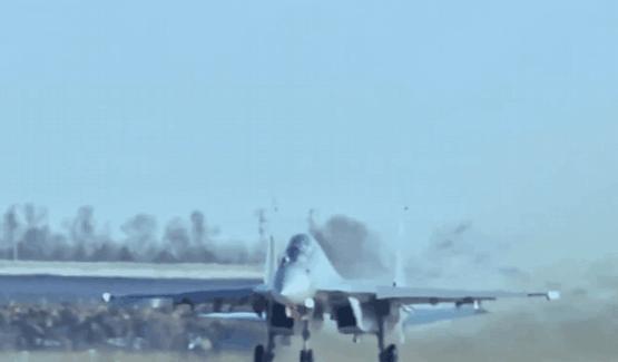 “95后”歼16飞行员亮相“代表通道” 分享强军经历与感悟