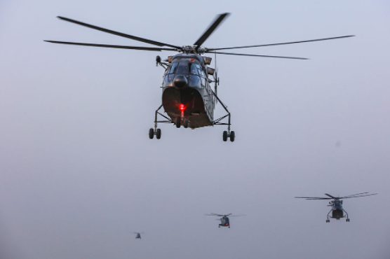 北部战区陆军第80集团军某陆航旅运输直升机编队组织远程投送训练（3月15日摄）。新华社发（刘雨辰 摄）