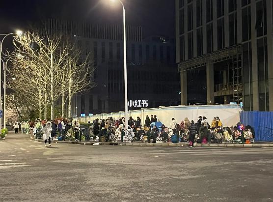 7℃凌晨粉丝裹被子坐街头等明星 半个娱乐圈齐聚上海？