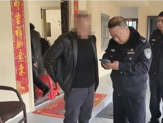 隐瞒逃犯身份！正月初一，男友在饭桌上被警察带走