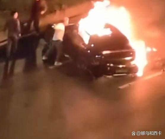 成都一小车失控后起火驾驶员遇难 电车救援难题引关注