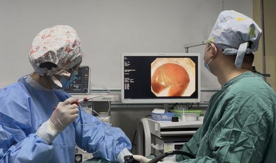 患者误吞12根绣花针每根长4cm