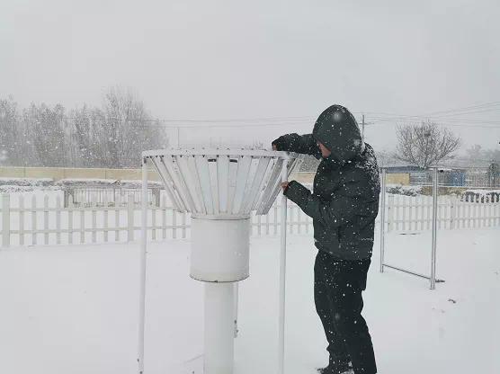 预计乐陵今天白天强降雪仍将持续,降雪量将达15毫米以上,积雪深度10到