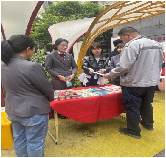 金融服务进社区 守护百姓钱袋子——广发银行武汉分行营业部新华社区5·15投资者保护暨存款保险宣传月活动
