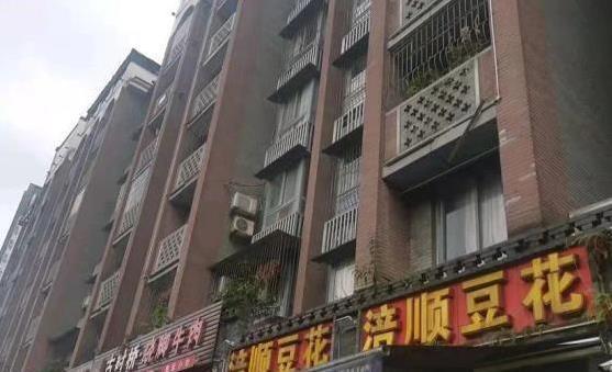 重庆街边豆花饭火爆，8元一碗人挤人，上菜快却凉半桌？