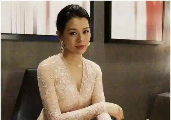 胡杏儿给你亿点来自港姐的震撼 从“最丑港姐”到大满贯视后