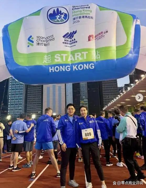 霍启刚记录郭晶晶冲线瞬间 名人风采闪耀马拉松