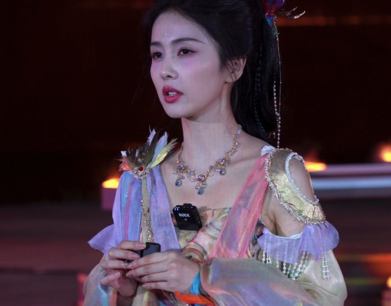 白鹿稱拍戲父母會接送上下班 網(wǎng)友：好有愛的家庭氛圍