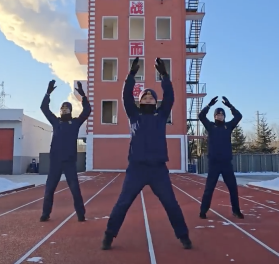 一组动作健身保暖两不误 冬季健身保暖操