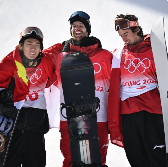 苏翊鸣超强劲敌冬奥开战前发生摔伤事故 北京冬奥0.17分小负苏翊鸣 麦克莫里斯训练摔伤