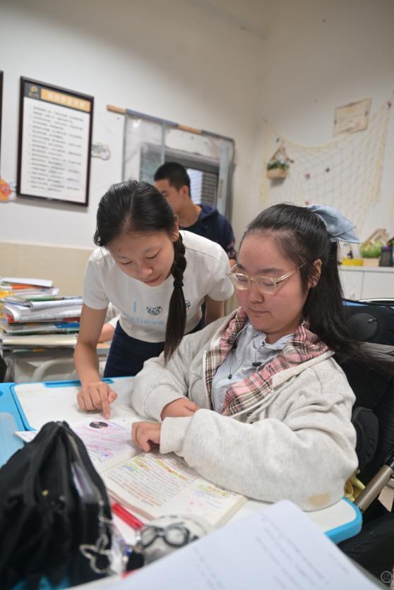 被判活不过3岁的女孩已上高三 母爱与社会共筑奇迹