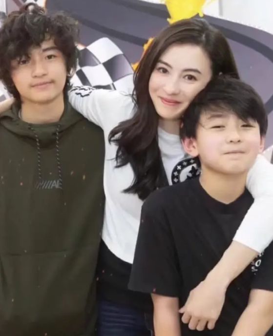 张柏芝对镜自拍状态佳 二儿子quintus出镜阳光帅气(4)