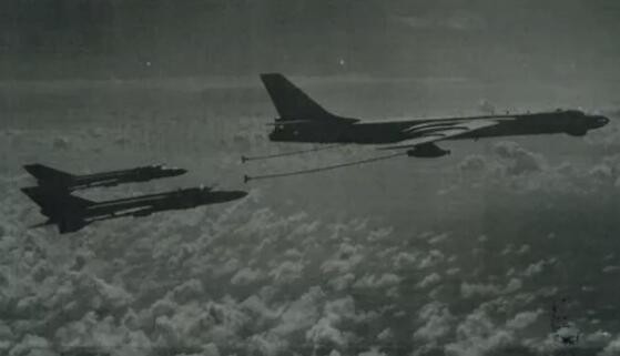 30年前的今天，中国战机空中“初吻”