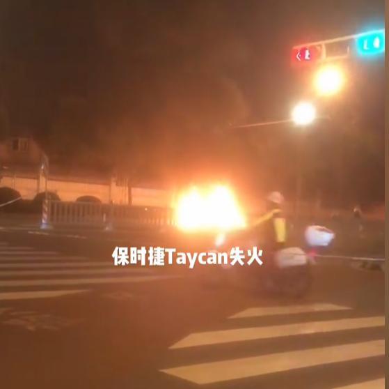 保时捷碰撞起火门打不开人员未能逃生？警方回应
