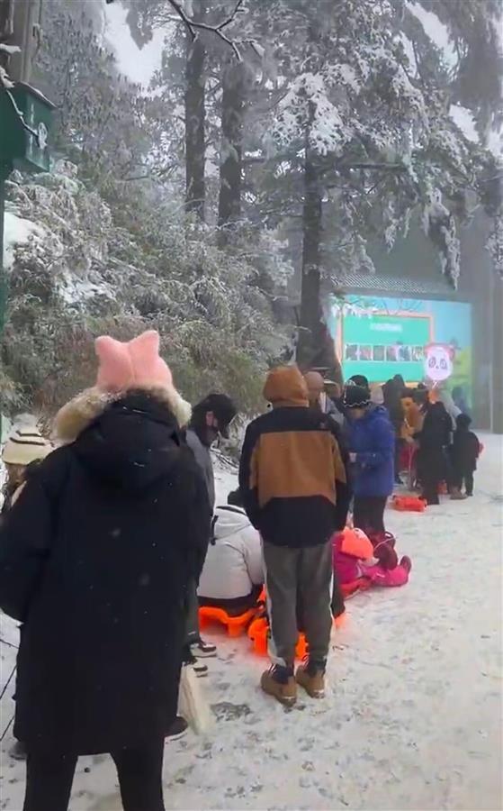 四川景区索道故障致游客被困 游客：被困3个多小时，脚冻得没知觉，景区发放了食物