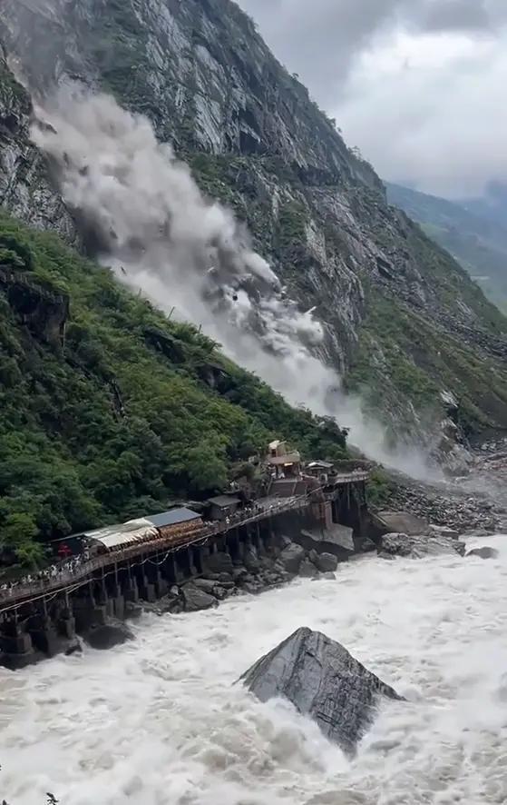 香格里拉虎跳峡景区附近塌方 游客紧急疏散