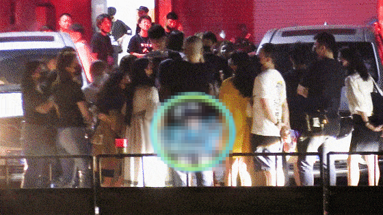 李诞离婚后现身录节目 和粉丝开心合影似未受影响