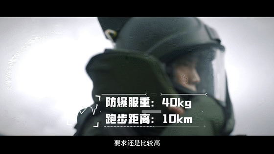 屏住呼吸！看现实版“拆弹专家”徒手转移爆炸物