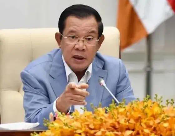 柬埔寨平民首相:光脚下田帮农民插秧 自嘲没裤子穿