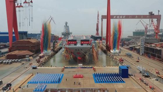 福建舰入列纪念海报 劈波斩浪逐梦深蓝