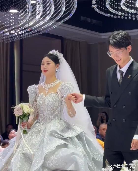大四学生请假回家结婚 同学羡慕不已:这才是人生赢家