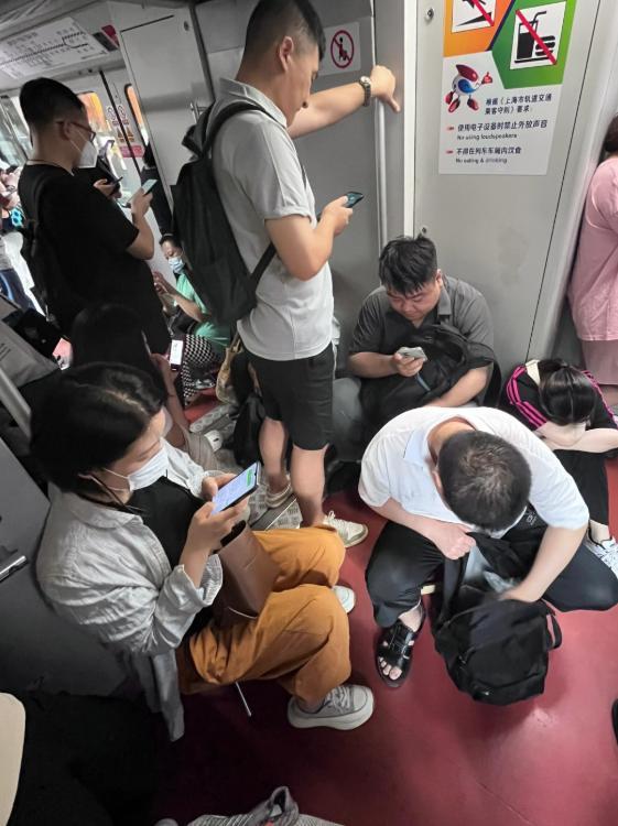 上海地铁11号线出现板凳族 影响通行引发关注