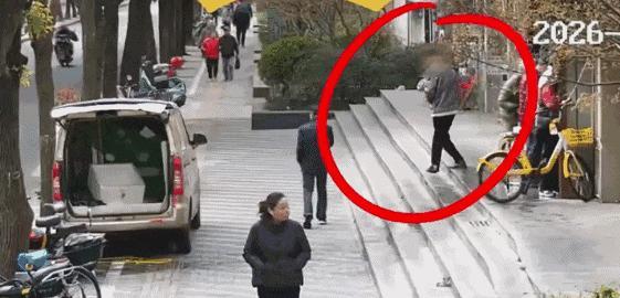 74岁老人菜市场扒窃被刑拘 惯犯再落网