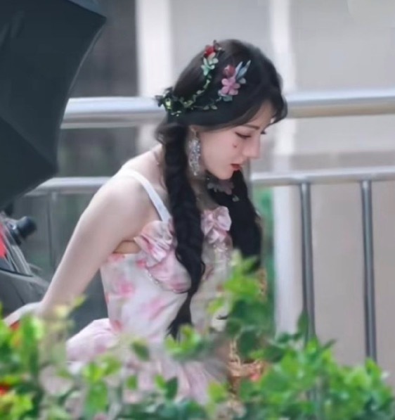 迪丽热巴开推花仙子造型 甜美清新灵动俏皮