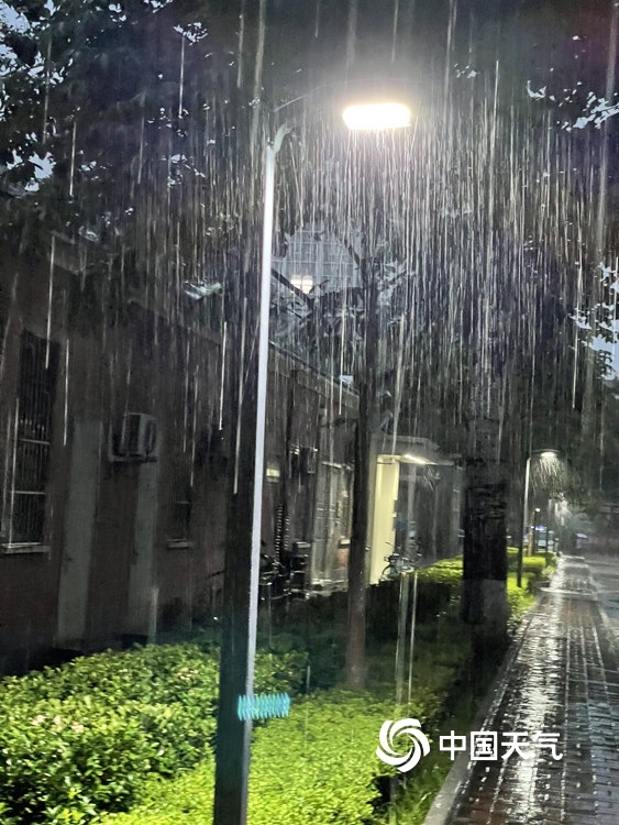 北京迎全市性降雨部分路段积水