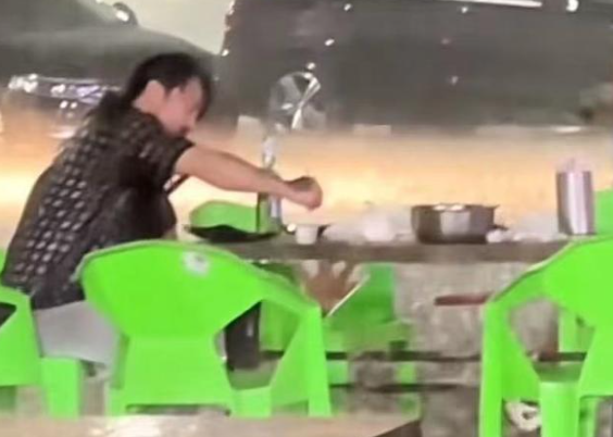 男子暴雨中喝酒:车贷房贷压力大
