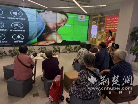 武汉电信“爱心翼站”暖心服务市民，织就城市温暖守护网