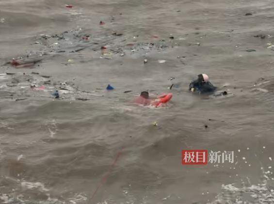 男子跳海救人 脱险者磕头致谢