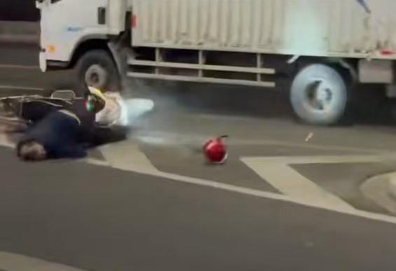 中山一货车碰撞多车目击者发声 现场惊魂一刻