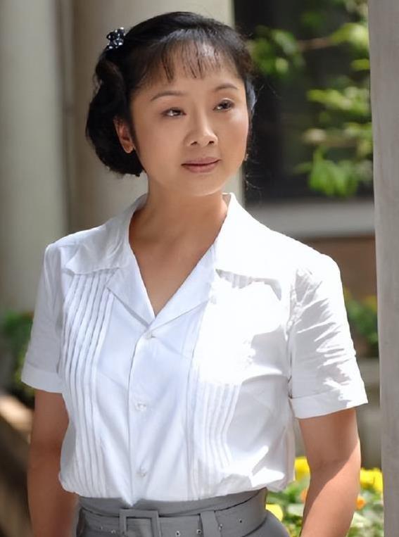 王新军前妻独自养子，秦海璐生9斤胖小子，差距让人唏嘘