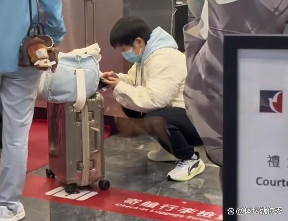 孫穎莎現(xiàn)身機場 因傷提前返京