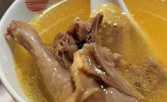 夏天热得冒汗？喝鸽子汤竟能补血安神，效果比你想的多