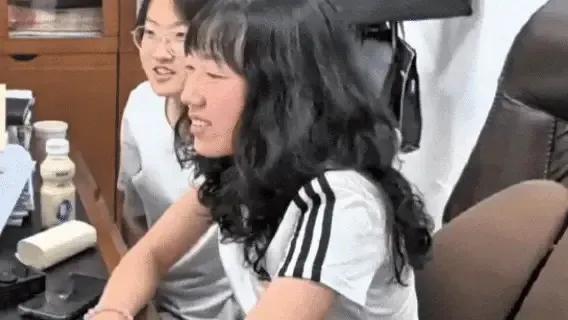 女生查分發(fā)現(xiàn)成績(jī)被屏蔽激動(dòng)大喊：太可怕了，我再也不要查高考分了