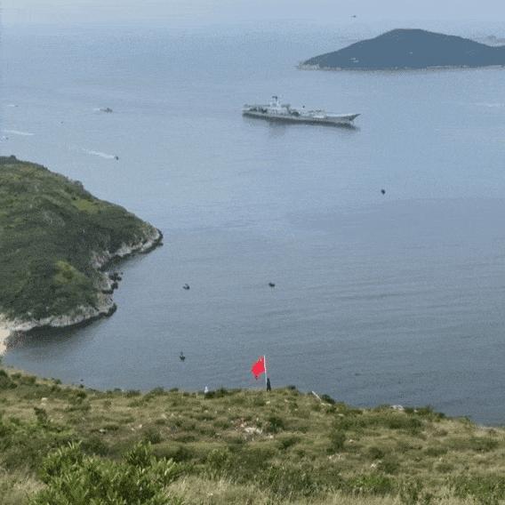 香港“揮旗哥”登上山東艦 五星閃耀皆為信仰