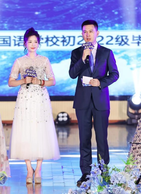 魏哲浩获“金声奖” 双主持家庭的甜蜜默契