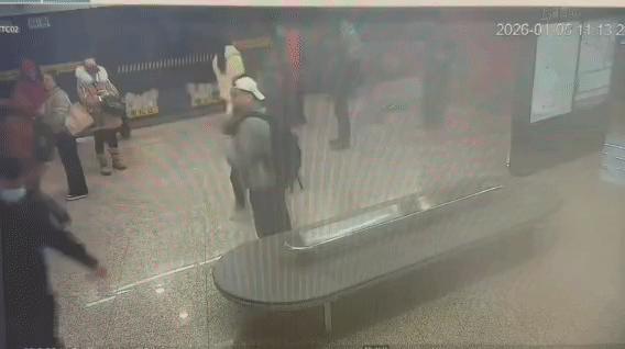 地铁站内充电宝自燃乘客外套被烧穿 安全问题再引关注