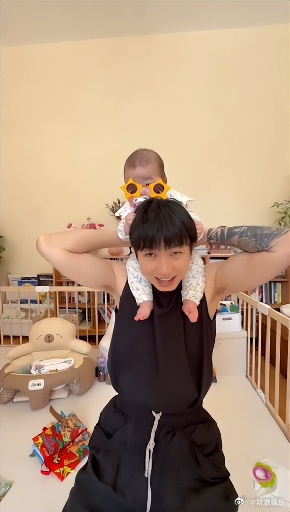 白举纲宣布有女儿了 温馨父爱感动网友