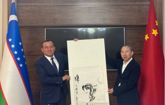 龙宇翔与乌兹别克斯坦苏尔汉河州州长卡西 莫夫·乌鲁格别克亲切会见