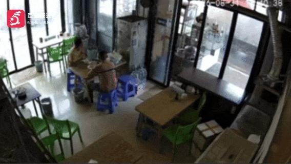 货车失控冲进商铺 两人脱险 废墟中爬出逃生