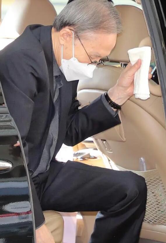 韩国前总统李明博出狱待遇惨淡