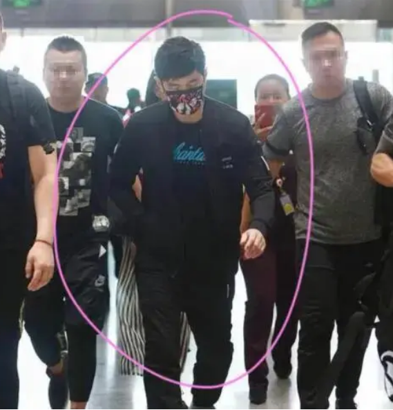 李宇春自曝患强直性脊柱炎