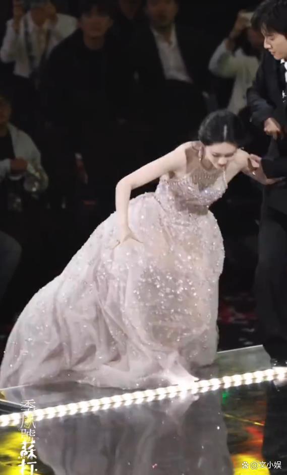 孟子义摔倒后检查膝盖 舞台意外引关注